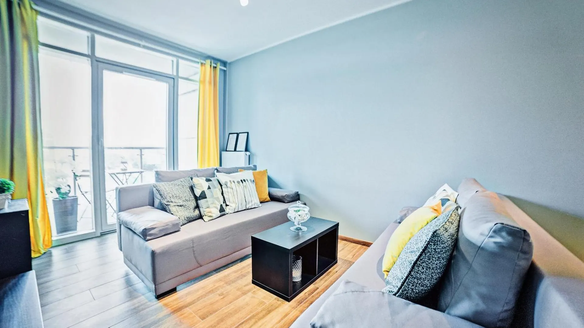 Apartamenty Homely Place Serce Poznania - Stary Rynek - Parking 0*, Poznan
